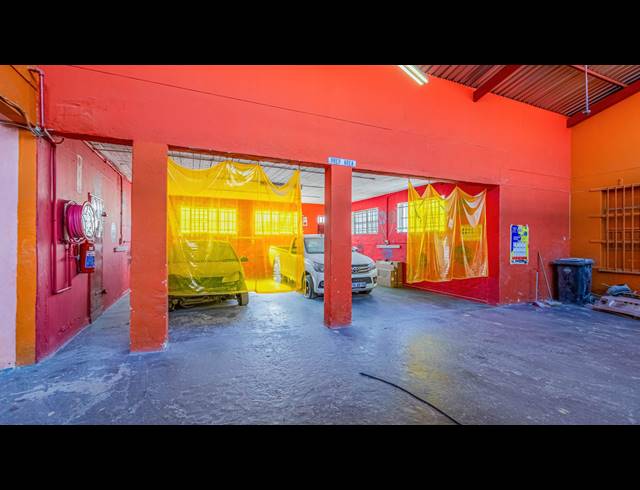 1,963M² FACTORY FOR SALE IN BOOYSENS